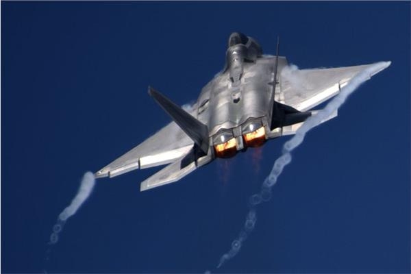 شركة أمريكية تفوز بعقد بقيمة 1.5 مليار دولار لصيانة محركات مقاتلات F-22 رابتور