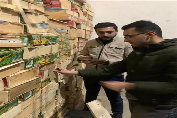 ضبط 10 أطنان و10,450 عبوة مواد غذائية منتهية الصلاحية بالغربية