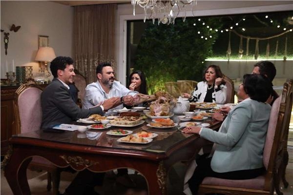 أكرم حسني يواجه أشباح الطائرة ويحاول كشف اللغز