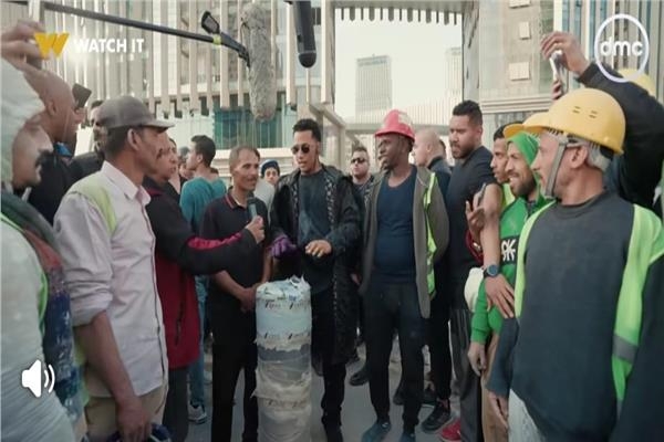 «هيلاعبوا مع بعض ريست».. محمد رمضان يمنح 4 عمال 200 ألف جنيه