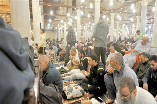 آلاف المصلين يؤدون التراويح بجامع عمرو بن العاص فى ليلة القدر