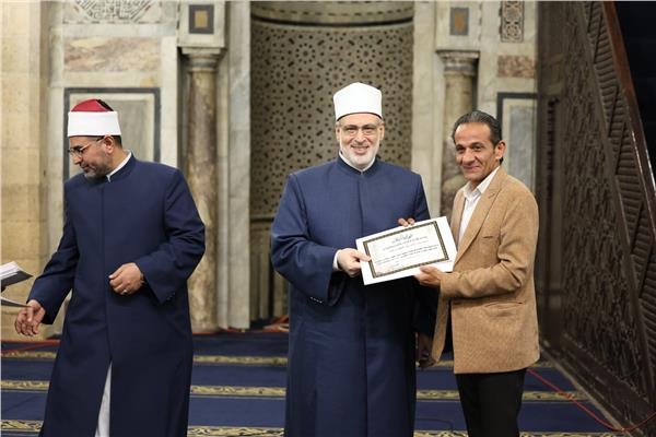 وكيل الأزهر يكرم القائمين على شؤون الجامع الأزهر خلال شهر رمضان