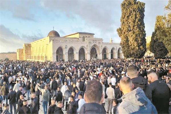 120 ألف فلسطينى يؤدون صلاة العيد فى الأقصى ..خطط لعزل القدس وقطع أوصال الضفة