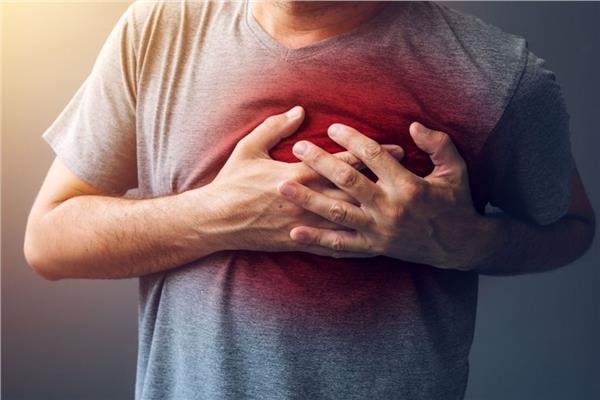 احذر من الذبحة الصدرية بعد الأكل :أعراض خطيرة يهم ان تعرفها