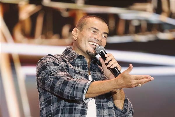 عمرو دياب يتألق في حفل أبوظبي وسط أضخم حضور جماهيري في الاتحاد بارك
