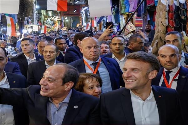 ماكرون تعليقاً على جولة خان الخليلي: شكراً للرئيس السيسي والشعب المصري