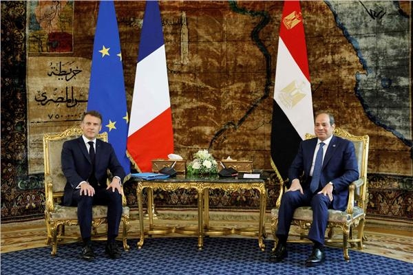 احتفاء واسع.. صحف العالم تبرز زيارة ماكرون لمصر