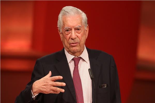 نقل جثمان الكاتب ماريو فارجاس يوسا إلى محرقة الجثث في ليما