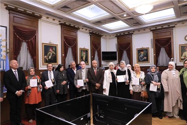 محافظ القاهرة يكرم 30 أمًا مثالية ويدعم حفظة القرآن الكريم