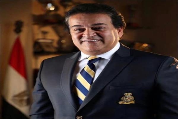 وزير الصحة يتدخل لإنقاذ طبيب.. ويوجه بنقله إلى معهد ناصر