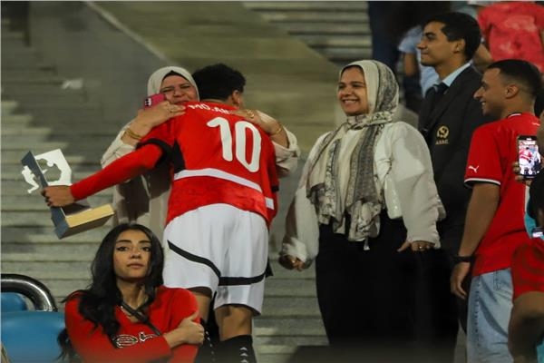 محمد عبد الله يهدي والدته جائزة رجل مباراة مصر وجنوب أفريقيا