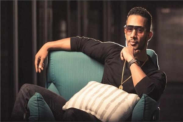 محمد رمضان يؤدي الصلاة داخل طائرته الخاصة