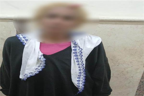 ضبط بائعة طلبت من سائح أموال نظير المرور بأحد شوارع الدرب الأحمر