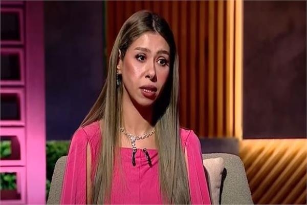 «إيناس عز الدين» توضح حقيقة زواج والدتها من خطيبها