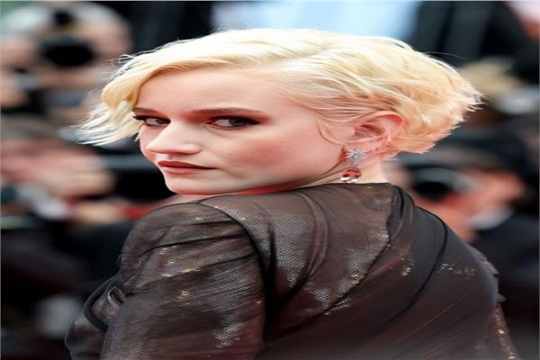 بعيدا عن العري.. جوليا جارنر تخطف الانظار بـ «مهرجان كان السينمائي»