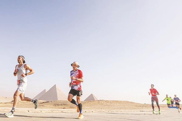 مسار الجرى الأكثر روعة بالعالم.. «ناشيونال جيوجرافيك» تتغنى بماراثون الأهرامات