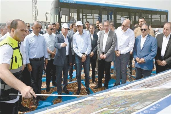 مدبولى يتفقد التشغيل التجريبى للمرحلة الأولى من الأتوبيس الترددى رئيس الوزراء: أحد أهم مشروعات النقل الجماعى صديقة البيئة
