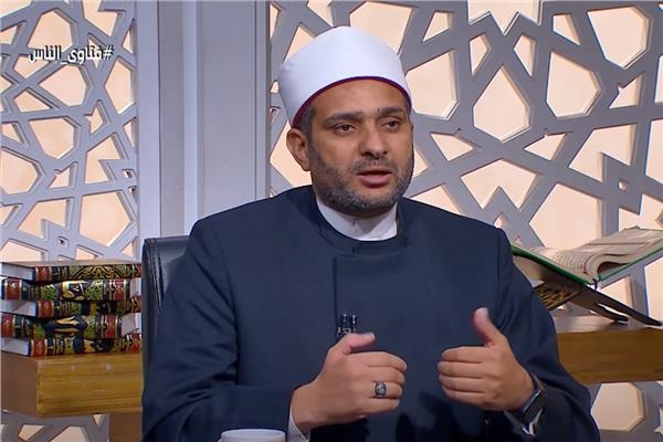 هل سماع سورة البقرة يغني عن قراءتها من المصحف وهل تقي من السحر؟