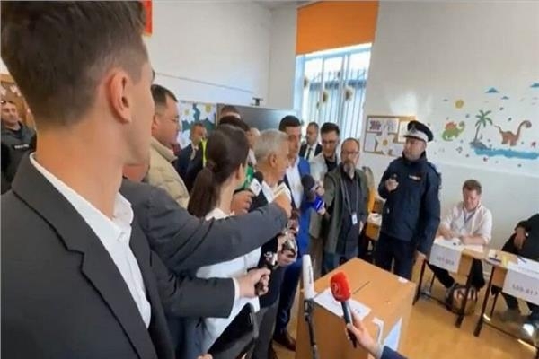 الشرطة الرومانية تخرج مرشحا رئاسيا من مركز الاقتراع