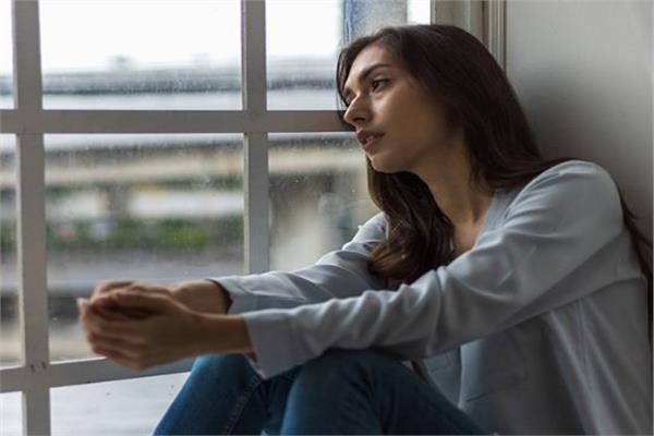 أسباب إصابة السيدات بالاكتئاب الموسمي.. «استشاري الصحة النفسية» يوضح