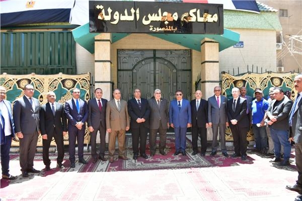 ويتفقدان مبنى مجمع المحاكم بالمنصورة
