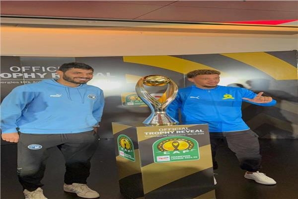 علي جبر يلتقط صورة تذكارية مع الكأس الجديدة لبطولة دوري أبطال إفريقيا