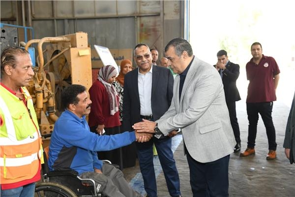 وزير الإنتاج الحربي يفاجيء شركة حلوان لمحركات الديزل