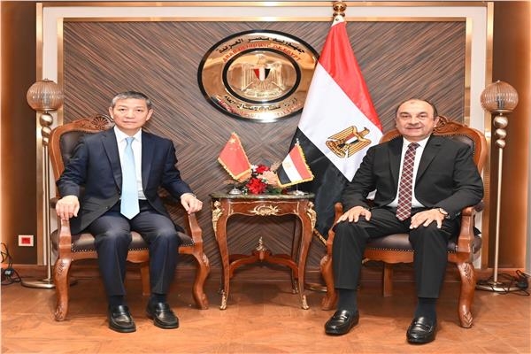 وزير قطاع الأعمال يبحث مع السفير الصيني تعزيز التعاون الاقتصادي وفرص الاستثمار