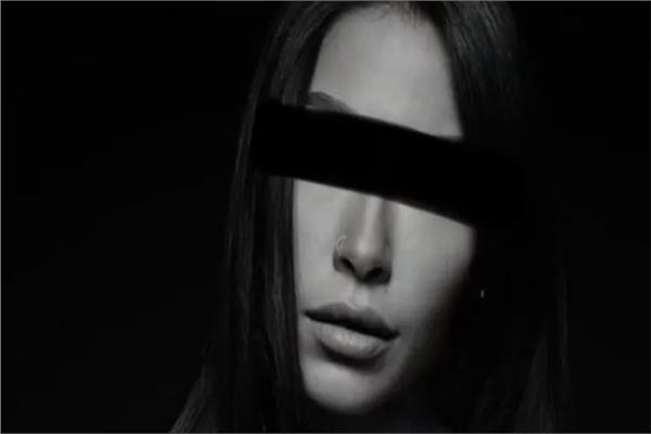 القبض على بلوجر شهير لنشرة فيديوهات لخطيبته وهي شبة عارية علي مواقع التواصل