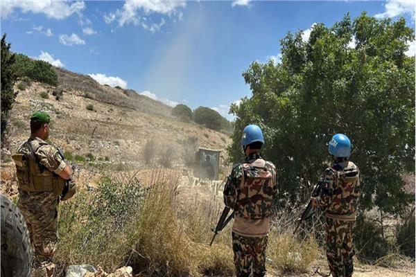الجيش اللبناني يزيل شريطا شائكا وضعته قوات الاحتلال ويفتح الطريق بين 3 بلدات