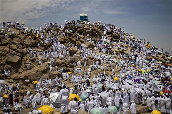 بأصوات تصدح «لبيك اللهم لبيك».. ضيوف الرحمن على عرفات اليوم