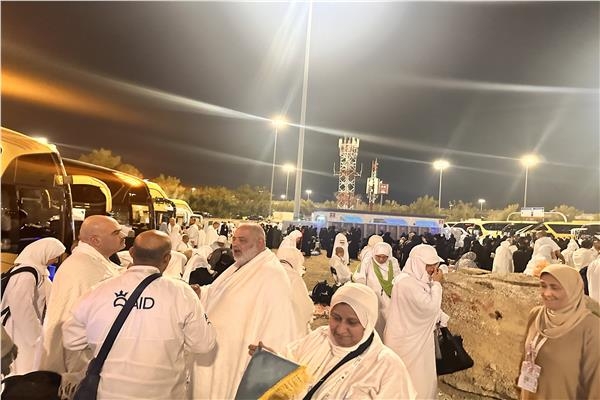 ‎الحجاج يجمعون الحصى من مزدلفة استعداداً لرمي الجمرات