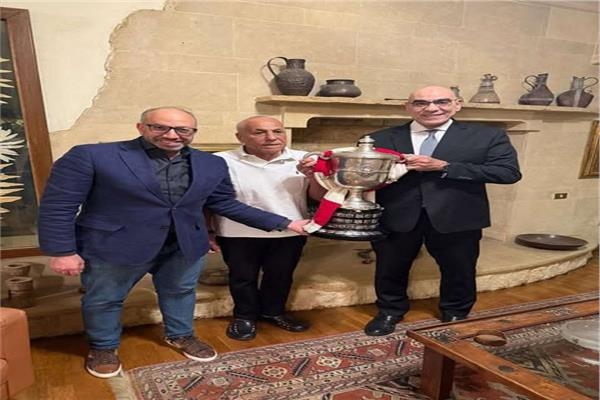 نصر والمندوه يحتفلان مع رئيس الزمالك بلقب كأس مصر