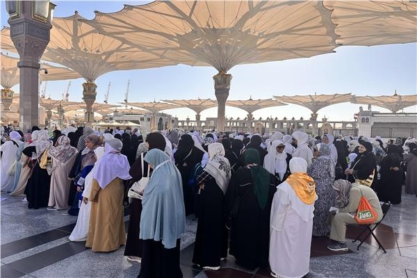 زيارة خاصة لأسر شهداء الشرطة إلى الروضة الشريفة بالمدينة المنورة