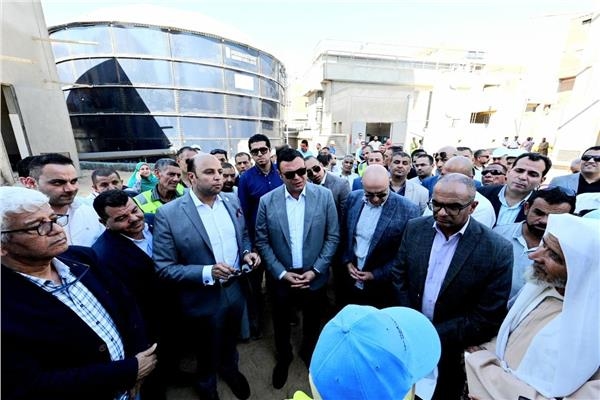 وزير الإسكان ومحافظ بني سويف يتفقدان محطة معالجة صرف صحي طحا البيشة