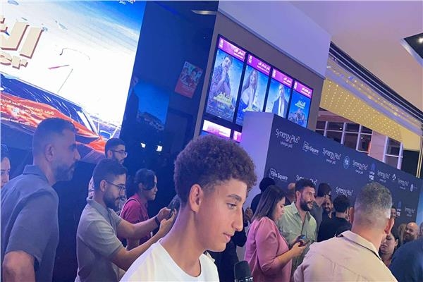 سليم كرارة يخطف الأنظار بدعمه لوالده في العرض الخاص لفيلم الشاطر