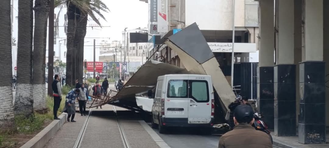 الرياح القوية تسقط إطارا معدنيا ضخما فوق 'سكة الطرام'