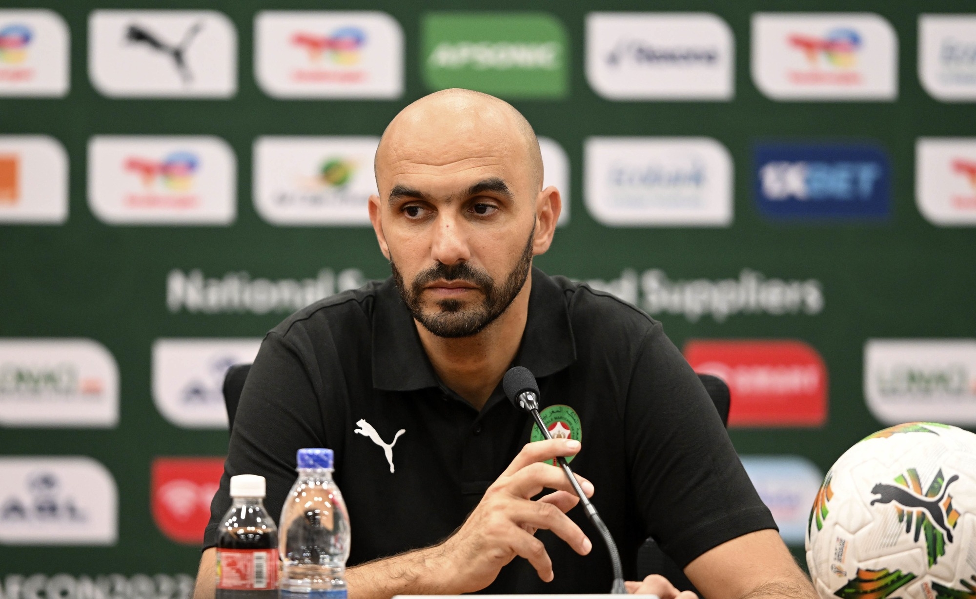 كلمة 'براهش' تضع وليد الركراكي في مرمى الانتقادات: هل أخطأ مدرب المنتخب في حق الجماهير؟