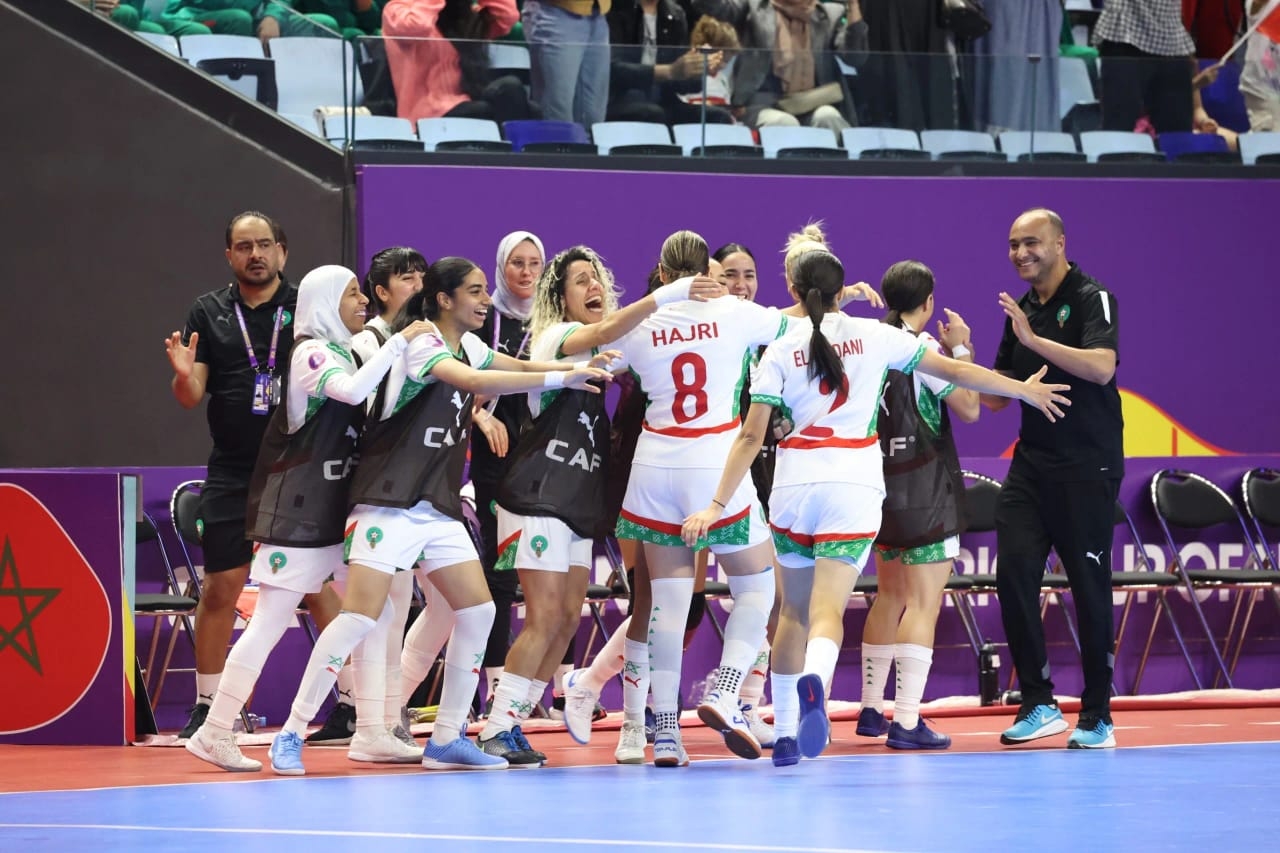 المنتخب الوطني النسوي داخل القاعة يُتوّج بكأس إفريقيا لأول مرة