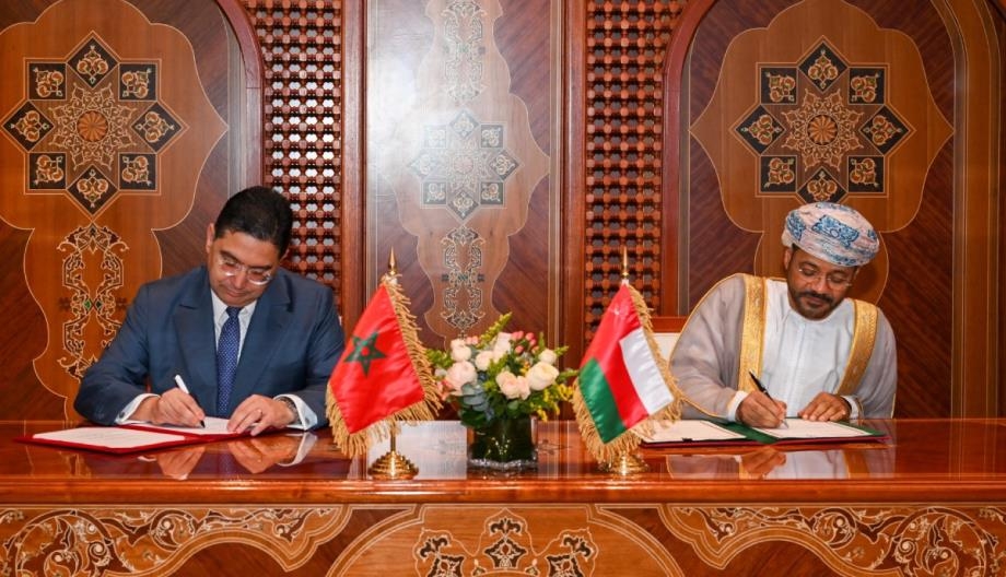 المغرب وسلطنة عمان يوقعان نصوص لتعزيز الإطار القانوني لعلاقات التعاون بين البلدين