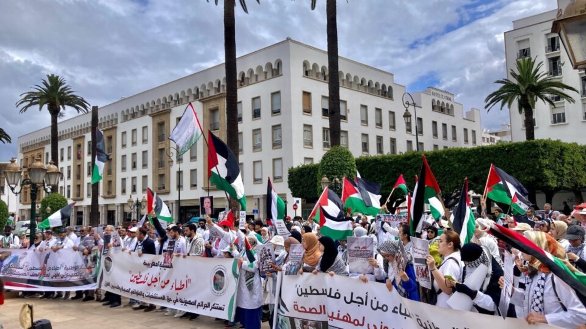 'صمودكم يلهمنا'.. أطباء مغاربة ينتفضون في الرباط لنصرة غزة ويُدينون التطبيع