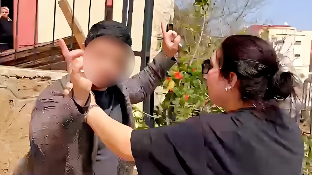 استئنافيا..تأييد الحكم الابتدائي بسنيتن حبسا للمتهمة بصفع القايد