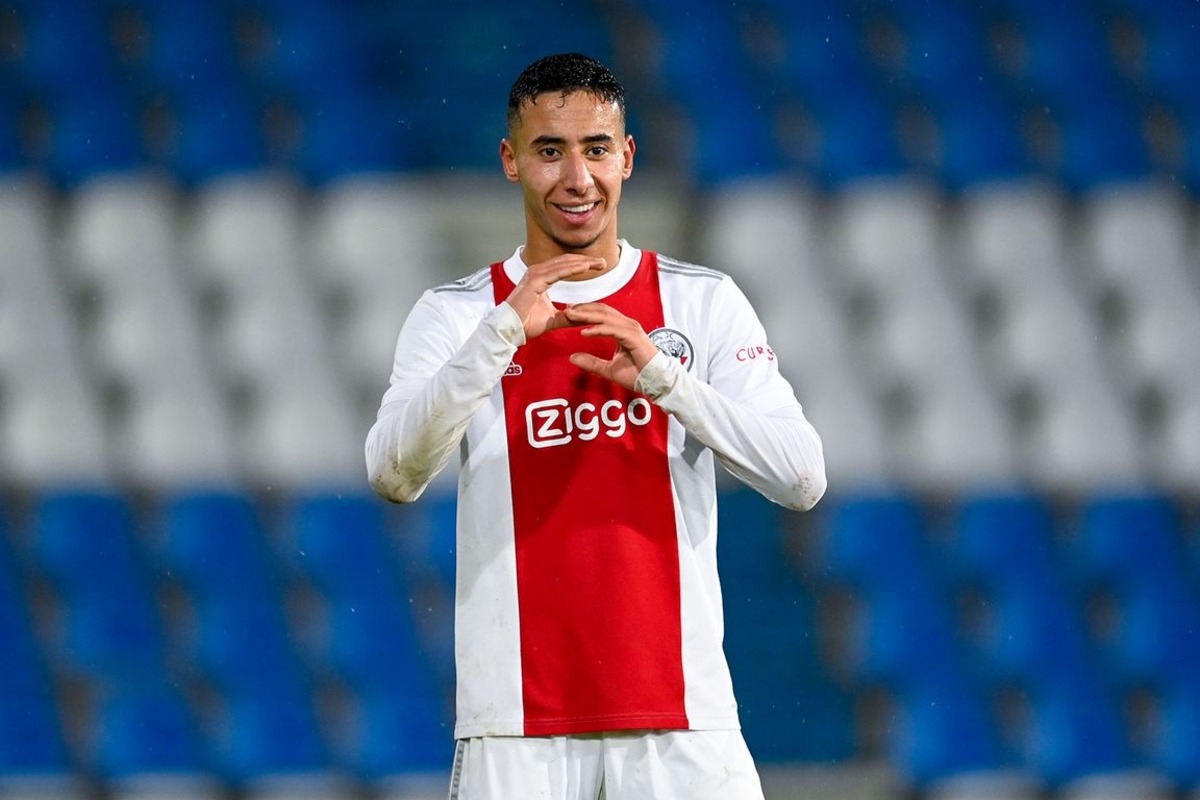وليد الركراكي يقترب من حسم أزمة 'الظهير الأيسر' بضم أنس صلاح الدين لمنتخب المغرب