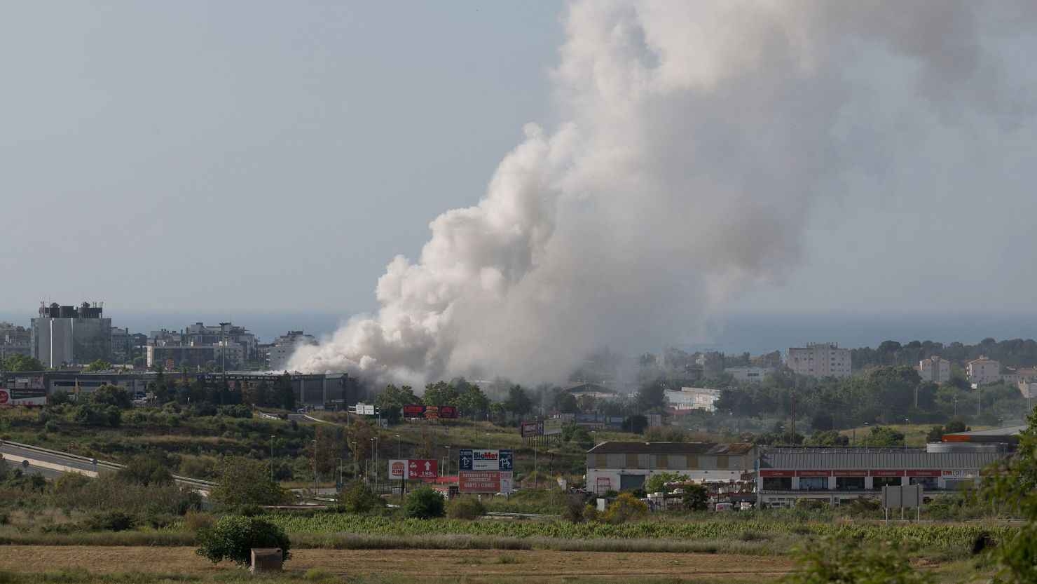 سحابة سامة تجبر أكثر من 160 إسبانيا على المكوث بالمنزل
