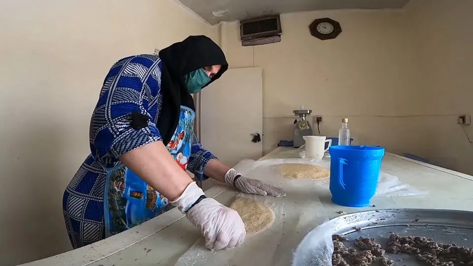 عاملات طبخ بوزان ينتفضن ضد الاستعباد المقنع