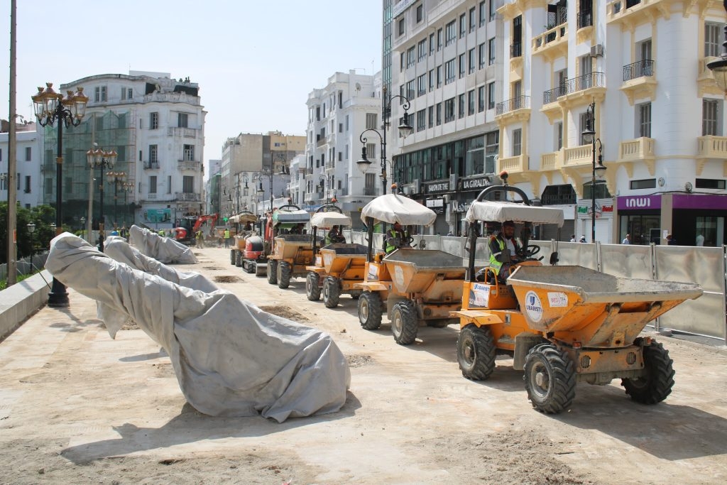 سور المعكازين.. بعد موجة غضب شعبي،والي جهة طنجة يتحرك أخيرا ويأمر بإعادة تهيئة ساحة فارو و'الزليج المثير للجدل' يُزال
