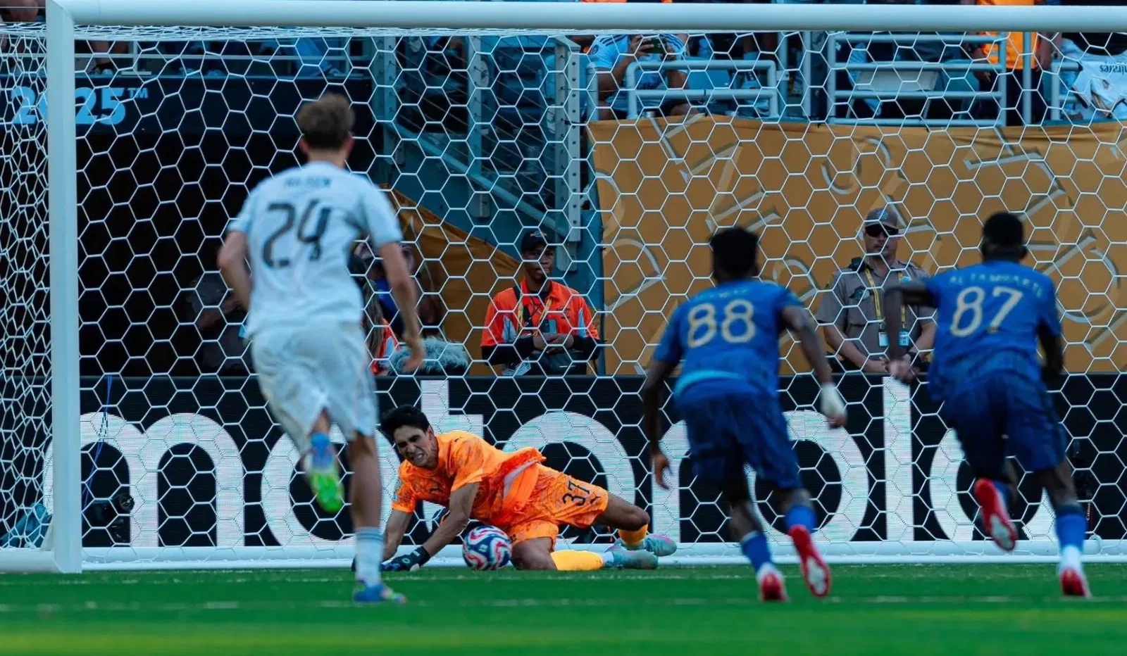 جماهير الهلال تثور على 'فيفا': ياسين بونو كان الأحق بجائزة رجل المباراة أمام ريال مدريد