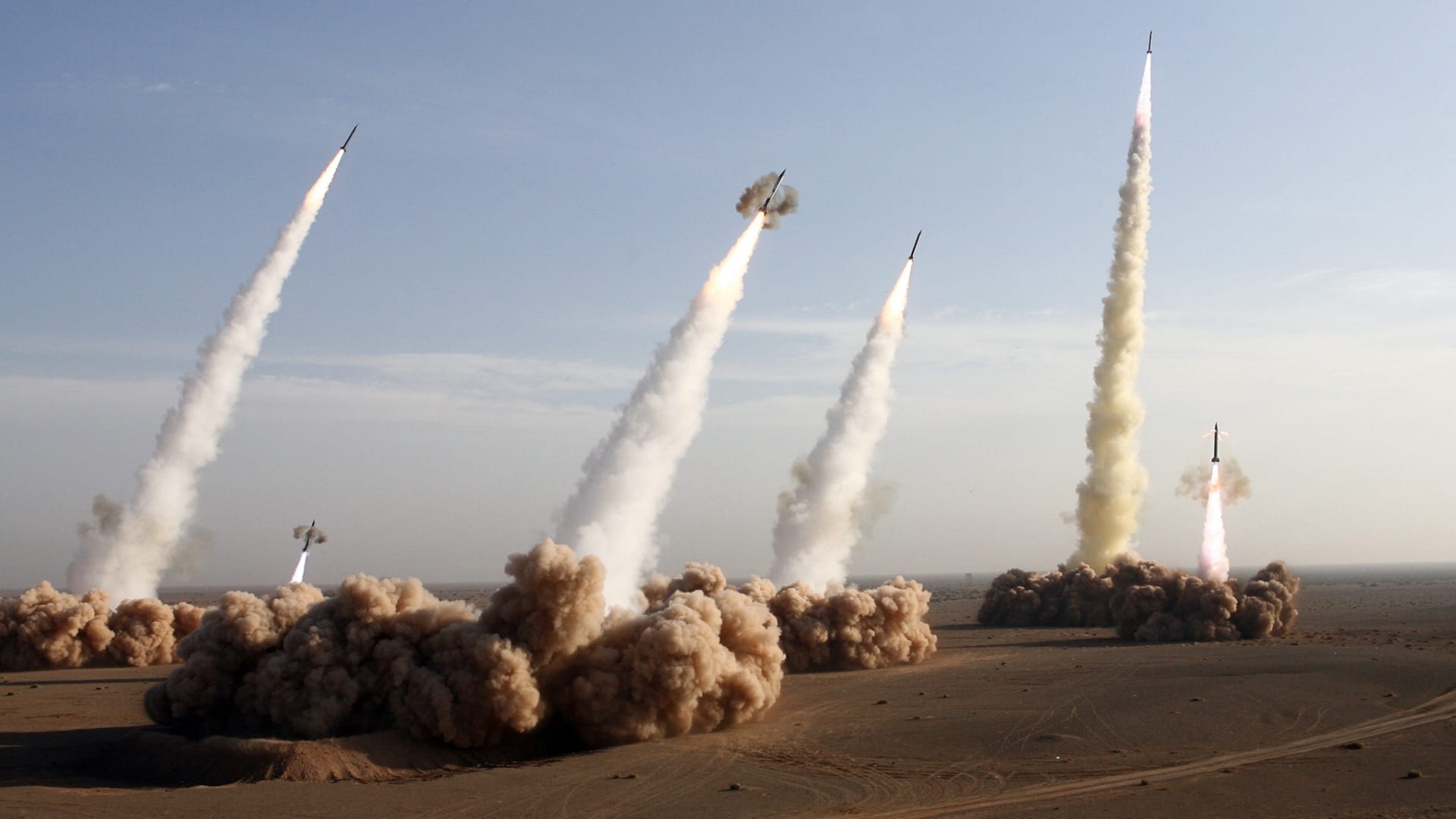 إيران تعلن بداية الرد على الضربات الأمريكية وتستهدف قواعدها بالشرق الأوسط