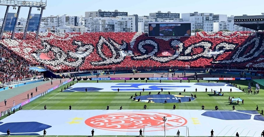 جماهير الوداد تحتج على أيت منا: الصفقات لا تليق بمونديال الأندية
