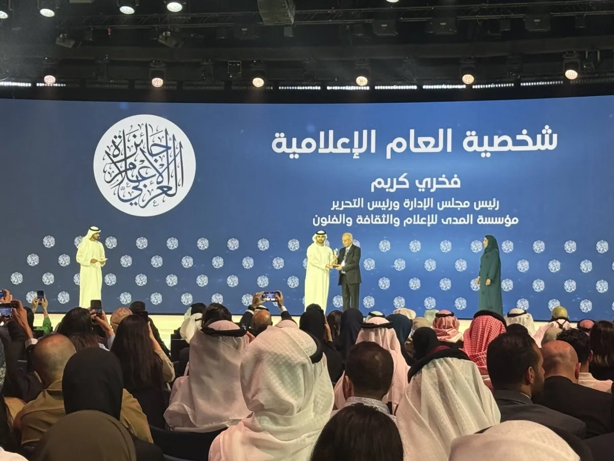 فخري كريم شخصية العام... وتكريم «الشرق الأوسط» و«الشرق الوثائقية» في قمة الإعلام العربي